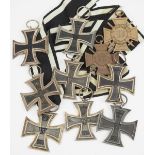 Preussen: Lot von 8 Eisernen Kreuzen, 1914, 2. Klasse.Diverse, teils am Bande, dazu zwei Ehrenkreuze