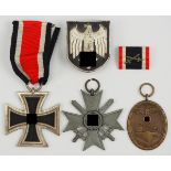 Nachlass eines Afrika-Kämpfers.1.) Eisernes Kreuz, 1939, 2. Klasse, 2.) Kriegsverdienstkreuz, 2.