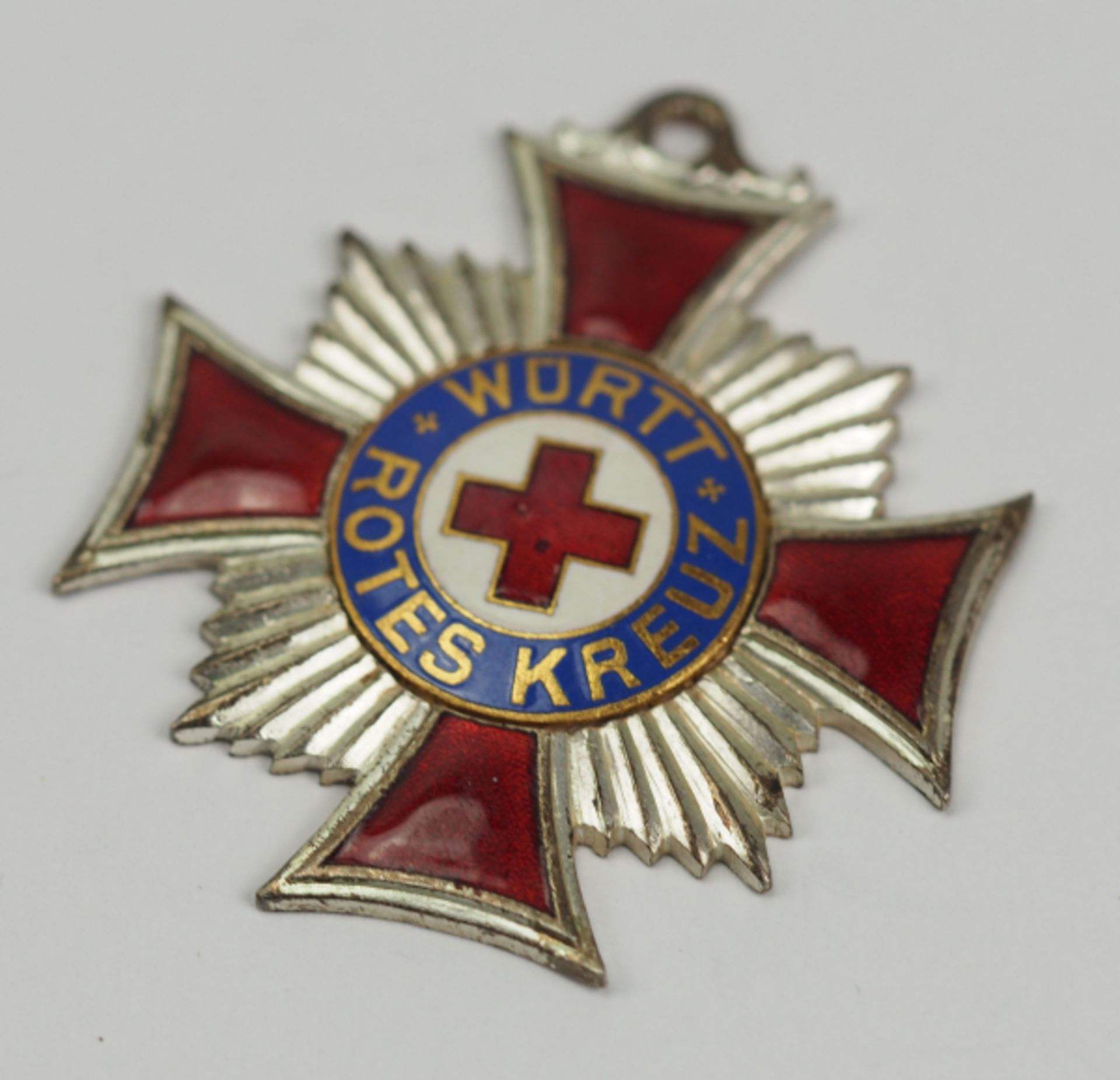 Württemberg: Verdienstkreuz des Roten Kreuzes.Buntmetall versilbert, teilweise emailliert, das - Bild 2 aus 3