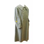 Wehrmacht: Mantel eines Geräteverwaltungsunteroffizier.Feldgraues Tuch, mit Mottenspuren, mit grauen