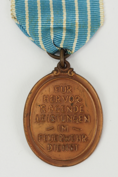 Bayern: Ehrenzeichen für hervorragende Leistungen im Feuerwehrdienst.Bronze, geprägt, am vernähten