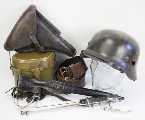 Wehrmacht: Lot Ausrüstung eines Soldaten.1.) Stahlhelm, 2.) Bajonett, mit Koppelschuh, 3.)