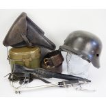 Wehrmacht: Lot Ausrüstung eines Soldaten.1.) Stahlhelm, 2.) Bajonett, mit Koppelschuh, 3.)