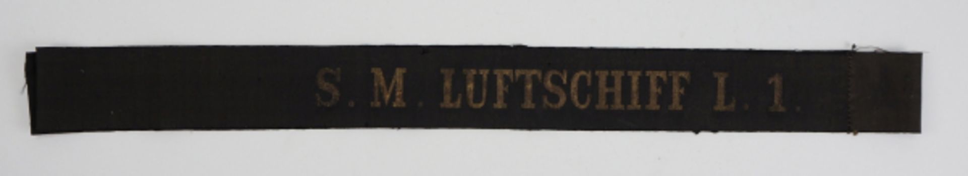 Mützenband: S.M. LUFTSCHIFF L.1.Schwarzes Band mit eingewebten goldenen Lettern.Zustand: II