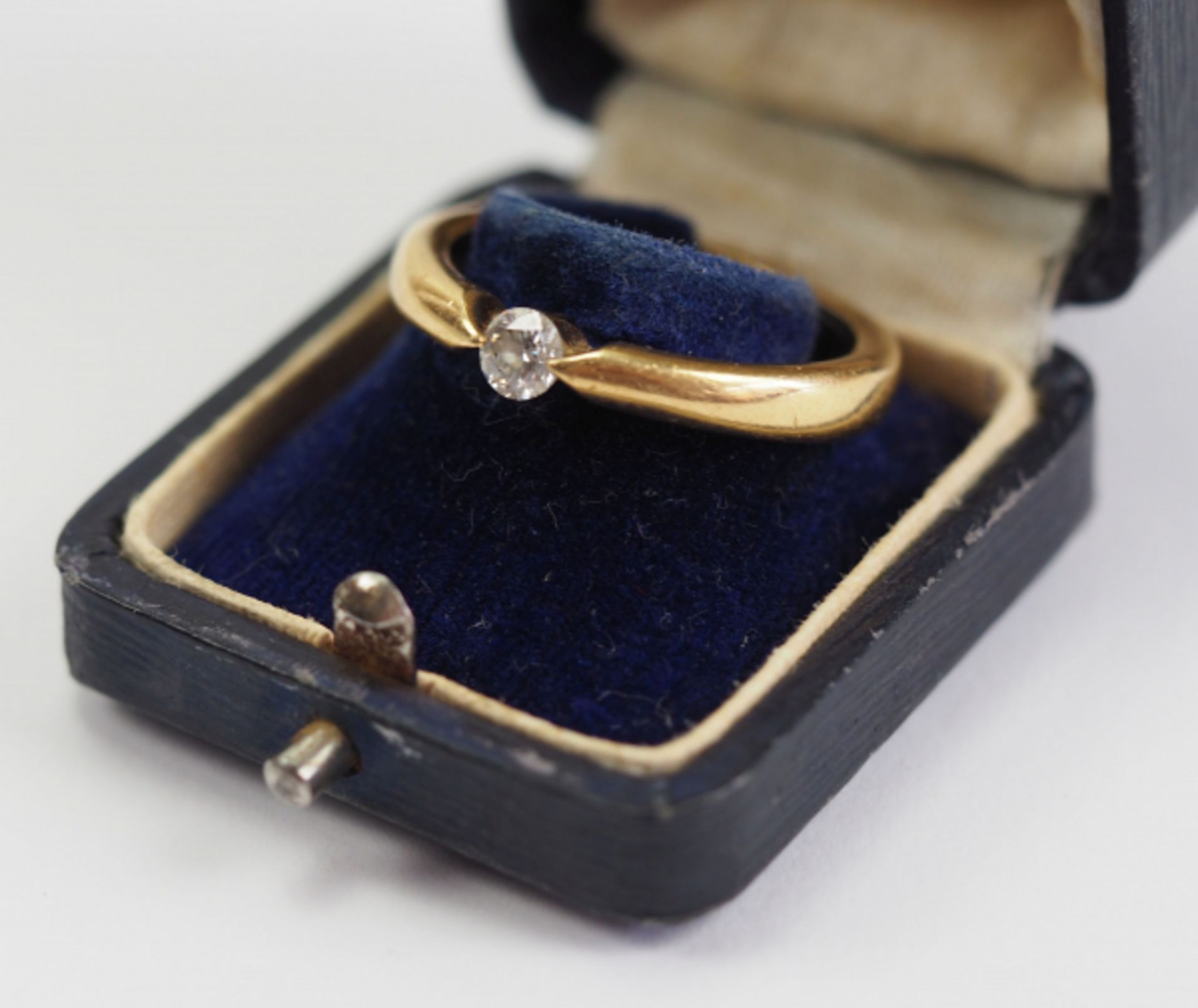 Diamant Ring - GOLD.Gold, 750 gepunzt, mit fein geschnittenem Diamanten, im Etui.Innendurchmesser: - Image 2 of 4
