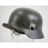 Wehrmacht: Stahlhelm M35 - Doppelemblem.Original Lack, mit Ausbesserungen, Nationale zu ca. 95%