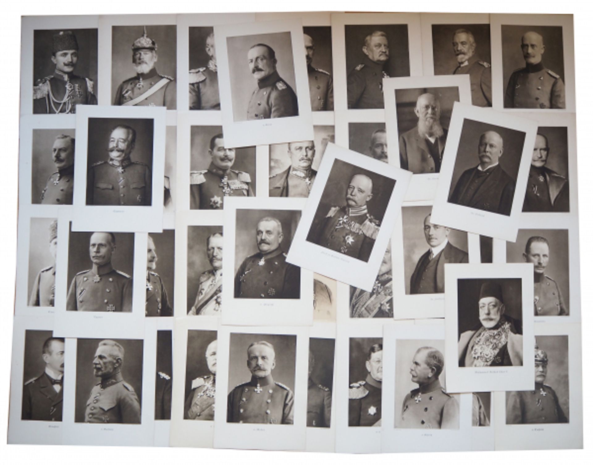 Kaiserliche Generale - 40 Fotodrucke.Je Porträtaufnahmen, teils im Ordenschmuck.Zustand: II