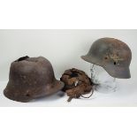 Luftwaffe / Deutsches Reich: Lot von 2 Stahlhelmen.1.) Stahlhelm M35, mit Originallackierung,