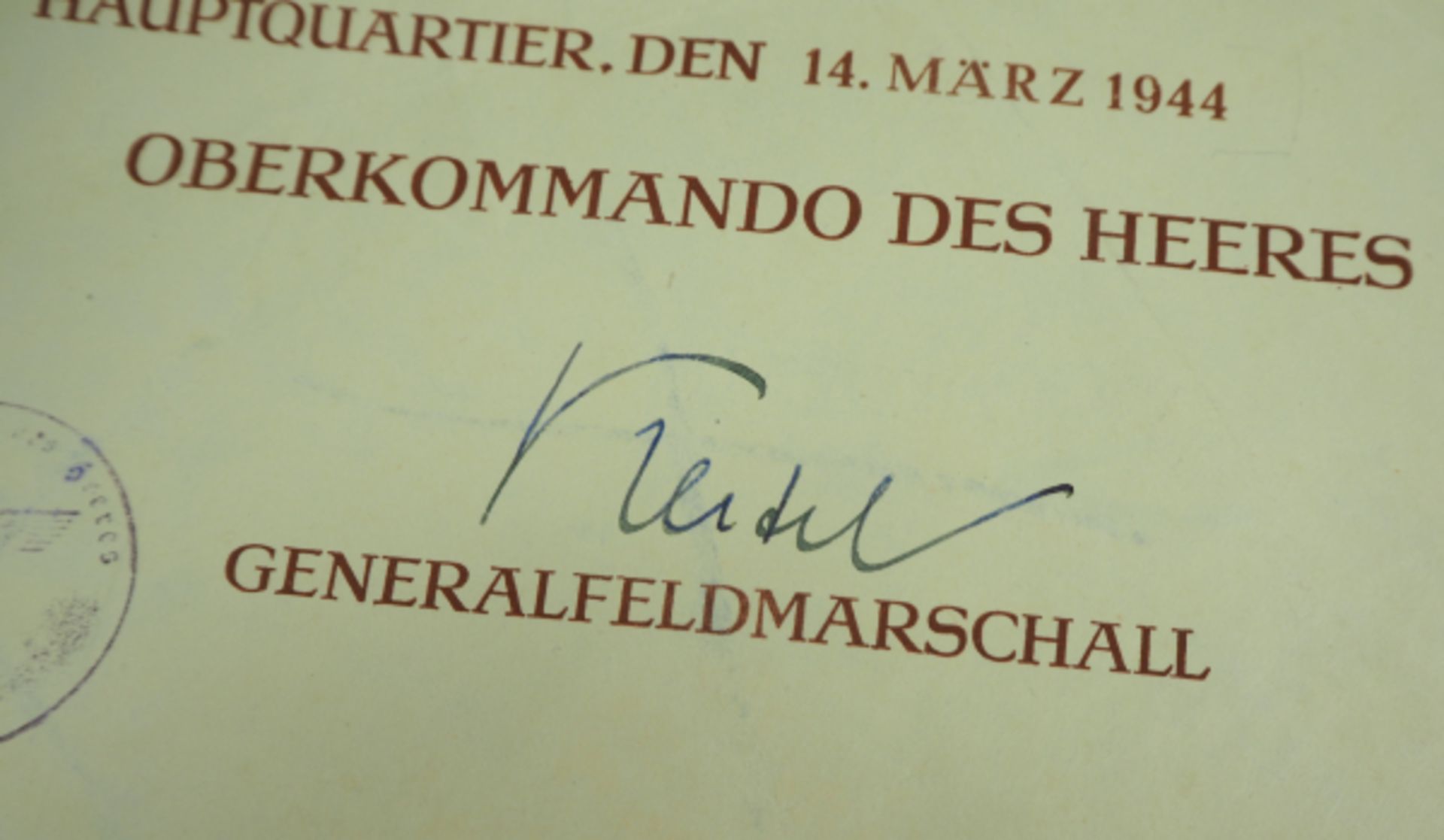 Deutsches Kreuz in Gold Urkunde für einen Kompanie Chef im Pionier Bataillon 121.Vordruck, gefaltet, - Bild 2 aus 5