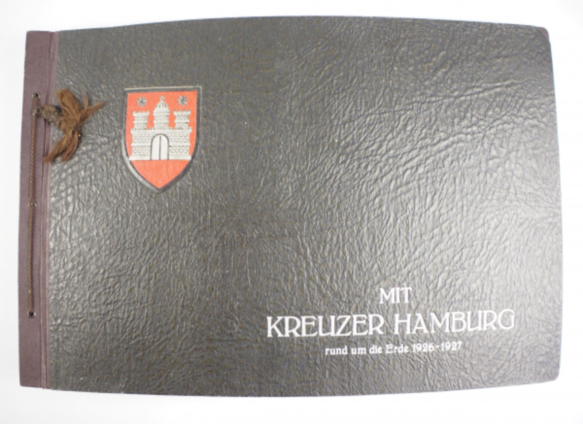 Fotoalbum der Weltreise des Kreuzers Hamburg 1926-1927.Schwarzer Einband mit aufwendiger