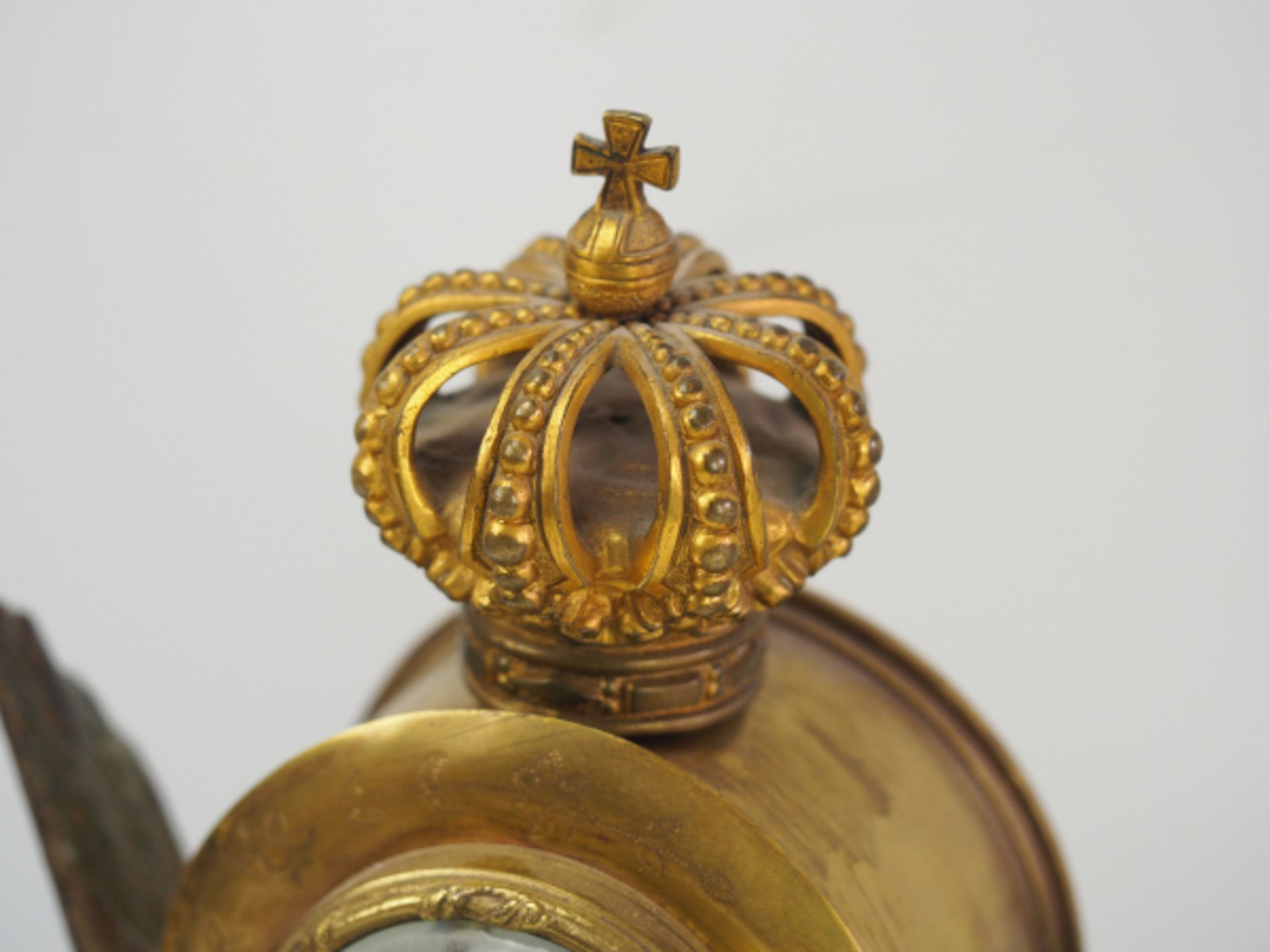 Preussen: Garde-Kamin-Uhr.Adler mit Messing-Uhren-Gehäuse zwischen den nach oben gezogenen - Bild 2 aus 6