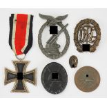 Nachlass eines Flaksoldaten.1.) Eisernes Kreuz, 1939, 2. Klasse, Hersteller 25 im Ring, 2.)