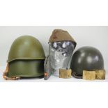 Sowjetunion: Lot Kopfbedeckungen.1./2.) Stahlhelm, 3.) Schiffchen, mit emailliertem Emblem, 4.) DDR: