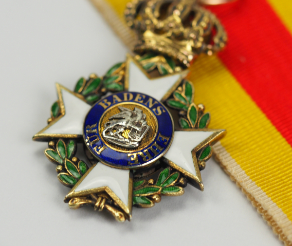 Baden: Militärischer Karl-Friedrich-Verdienstorden, Ritterkreuz.Gold, teilweise emailliert, - Image 2 of 4