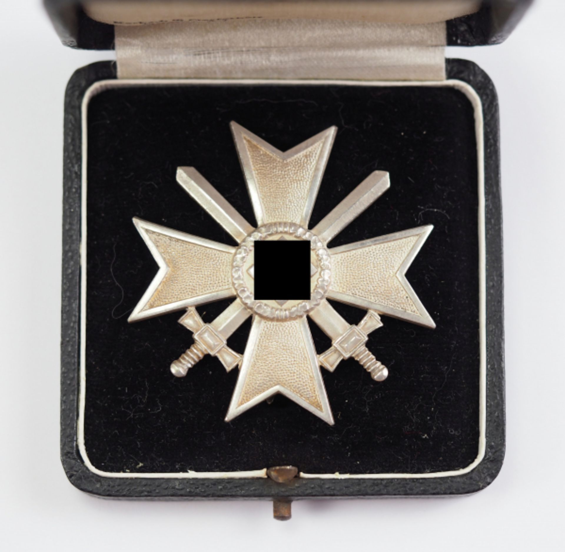 Kriegsverdienstkreuz, 1. Klasse, mit Schwertern, im Etui - Kerbach & Oesterhelt.Buntmetall - Image 2 of 4