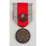 Schaumburg-Lippe: Militär-Verdienstmedaille, mit Genfer Kreuz.Silber, fein geprägt, am Bande, das