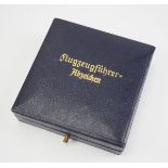 Flugzeugfürher-Abzeichen Etui.Blaues Verleihungsetui, golden aufgeprägte Bezeichnung