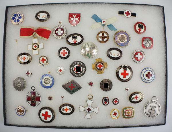 Rotes Kreuz: Sammlung Abzeichen.Umfangreiche Sammlung, zumeist emailliert. Fundgrube.Zustand: II