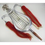 Spielmannszug Lyra (Glockenspiel).Metall, Leier mit 18 Klangplatten, von einem Adler überhöht, an
