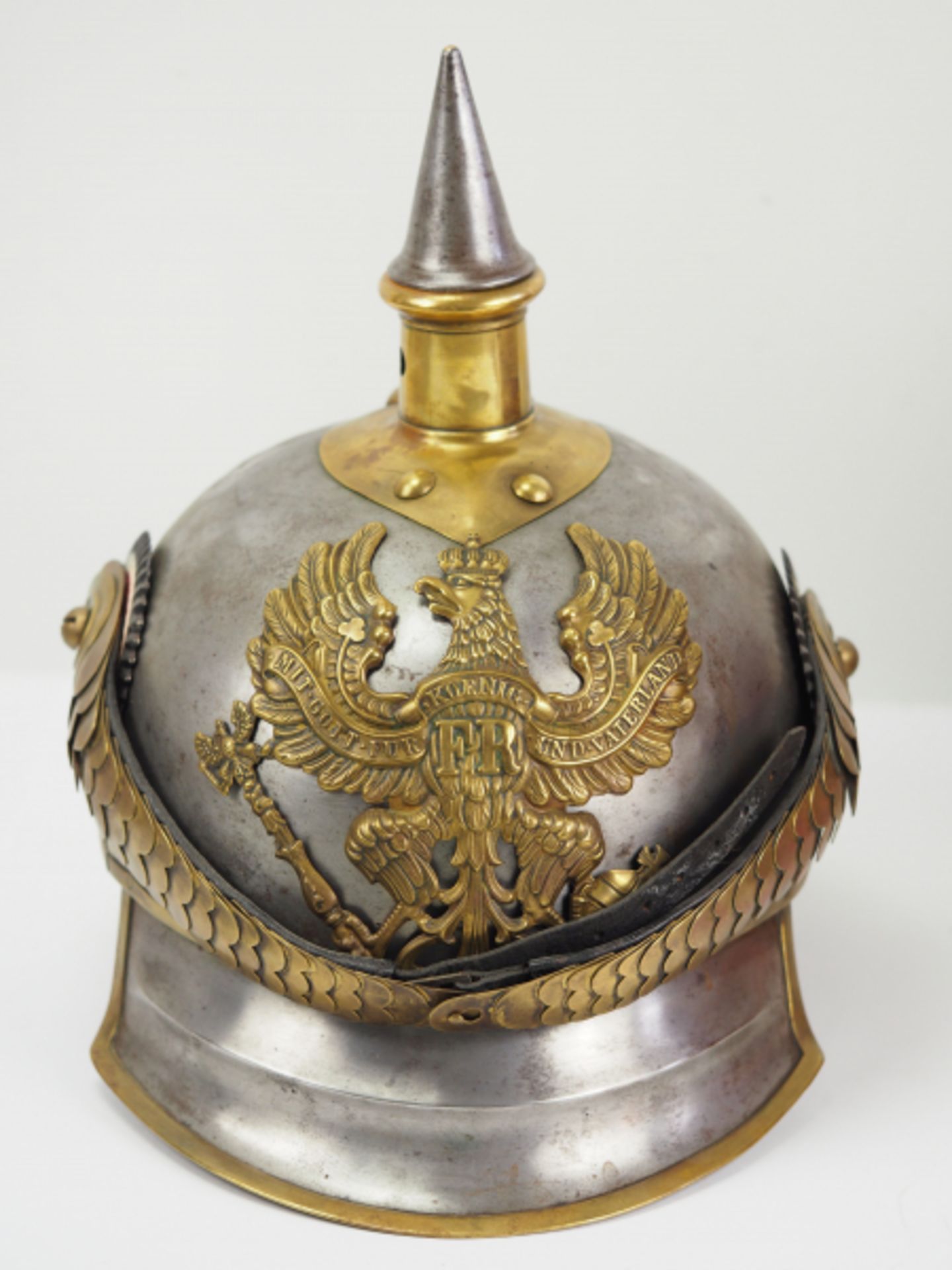 Preussen: Helm für Mannschaften der Kürassiere M1862.Eisenglocke mit Messing-Kanteneinfassung und - Bild 2 aus 5