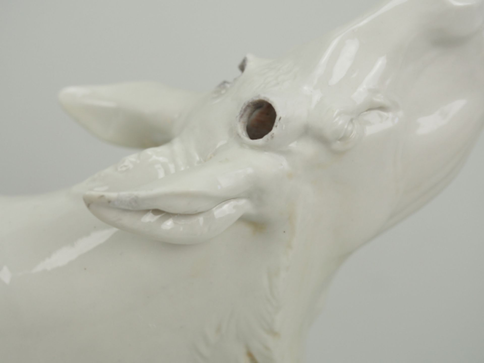 Allach: Röhrender Hirsch.Weiß glasiertes Porzellan, der Hirsch in röhrender Position mit dem nach - Bild 3 aus 7