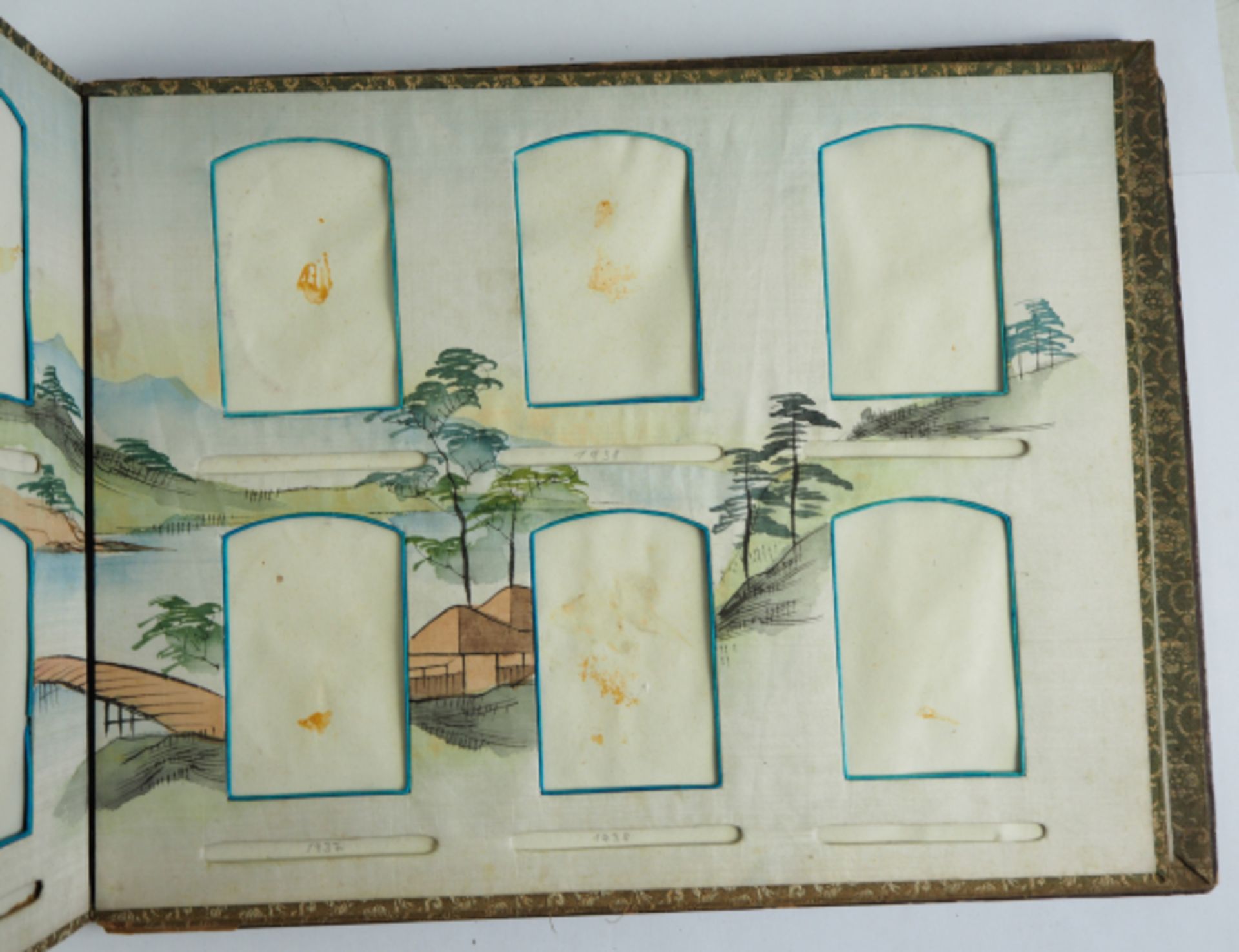 Japan: Fotoalbum.Lackdeckel, mit Beineinlagen, eine Hand und Kopf Einlage fehlen, Bindung lädiert, 9 - Image 3 of 3