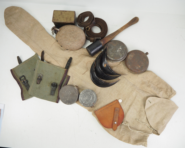 Deutsches Reich: Lot Militaria.Diverses, u.a. Spatentasche, Blechdose mit Schutzbrille, Feldflasche,