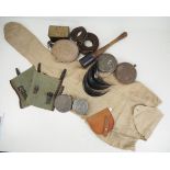 Deutsches Reich: Lot Militaria.Diverses, u.a. Spatentasche, Blechdose mit Schutzbrille, Feldflasche,