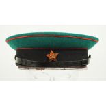 Sowjetunion: Schirmmütze für Mannschaften der Grenztruppe.Grünes Tuch, schwarzer Bund, rote