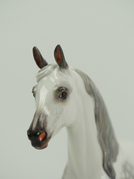 Allach: Stehendes Pferd.Farbig glasiertes Porzellan, für die Bemalung kann keine Gewähr übernommen - Image 2 of 4