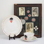 Sammlung Deutsches Rotes Kreuz.Rahmen mit diversen Auszeichnungen und Broschen sowie drei Fotos