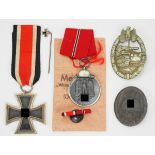 Nachlass eines Panzersoldaten.1.) Eisernes Kreuz, 1939, 2. Klasse, dazu Miniatur an Nadel, 2.)