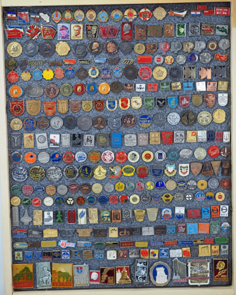 International: Sammlung Pins und Abzeichen - über 700 Stück.Umfangreiche Sammlung, auf 3 Tafeln - Image 3 of 4
