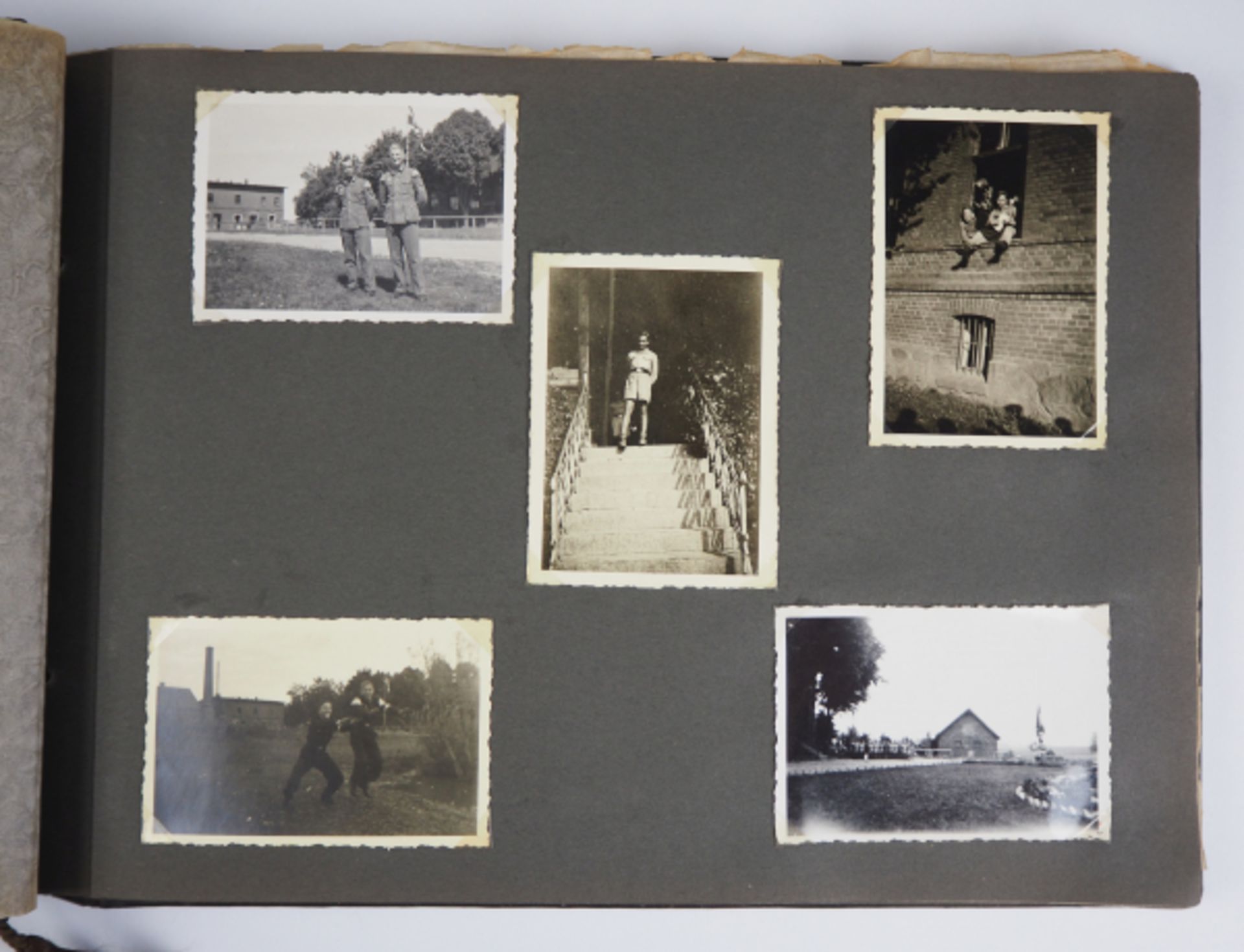 Hitlerjugend Fotoalbum.Dunklelbrauner Einband mit silberner Prägung, aufgelegtes Abzeichen, 105 - Image 3 of 5