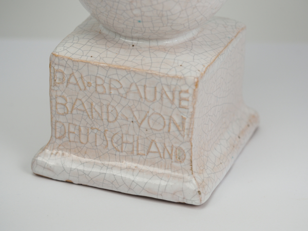 Das Braune Band von Deutschland - Renntrophäe "Springer".Weiß glasierte Keramik mit Craquelle, - Image 2 of 4