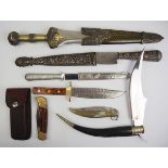 Lot von 7 Messern.Diverse, Taschen- und Bowie-Messer, teils in Scheide bzw. mit Tasche.Zustand: II