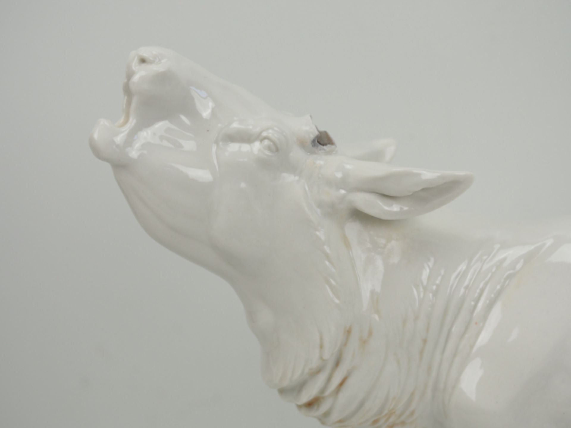 Allach: Röhrender Hirsch.Weiß glasiertes Porzellan, der Hirsch in röhrender Position mit dem nach - Bild 2 aus 7