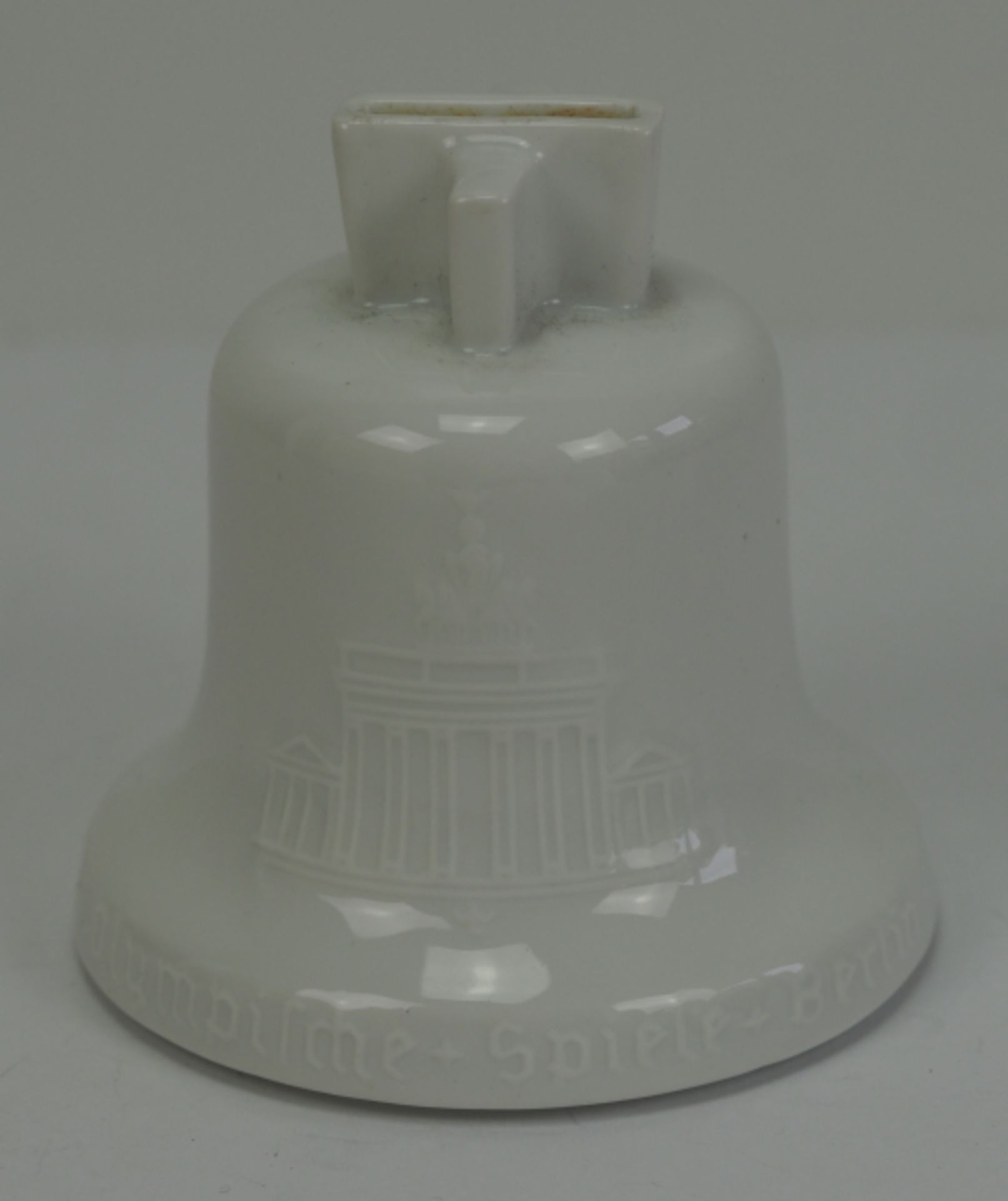 Olympische Spiele 1936 - Spenden-Glocke.Weiß glasierter Porzellan Glocke, mit Münzeinwurf, Schloss