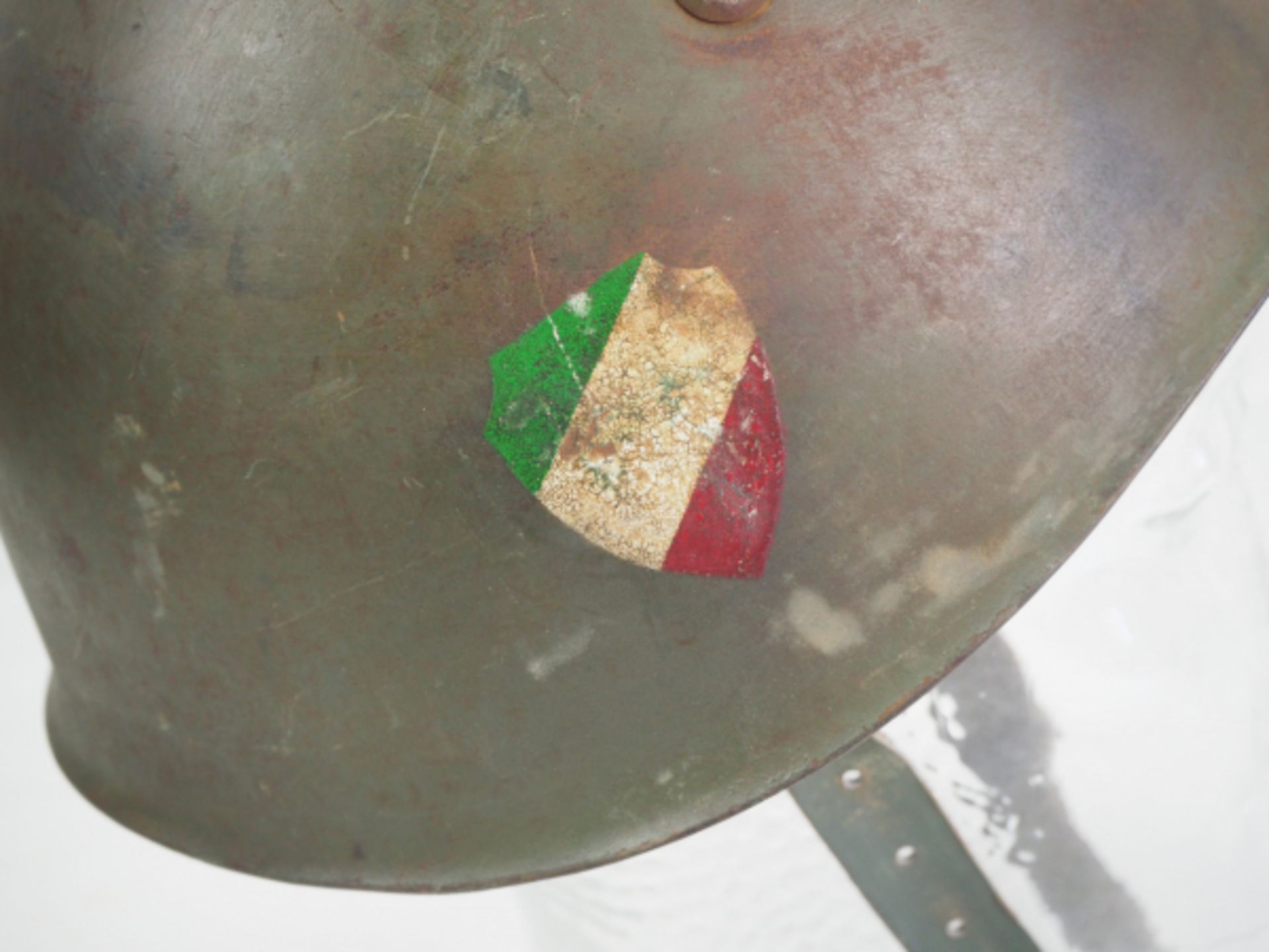 SS: Italien, Stahlhelm M33.Olivfarbene Glocke, mit Nationale und Runen, mit Innenfutter und - Bild 4 aus 5