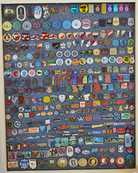 International: Sammlung Pins und Abzeichen - über 700 Stück.Umfangreiche Sammlung, auf 3 Tafeln - Image 2 of 4