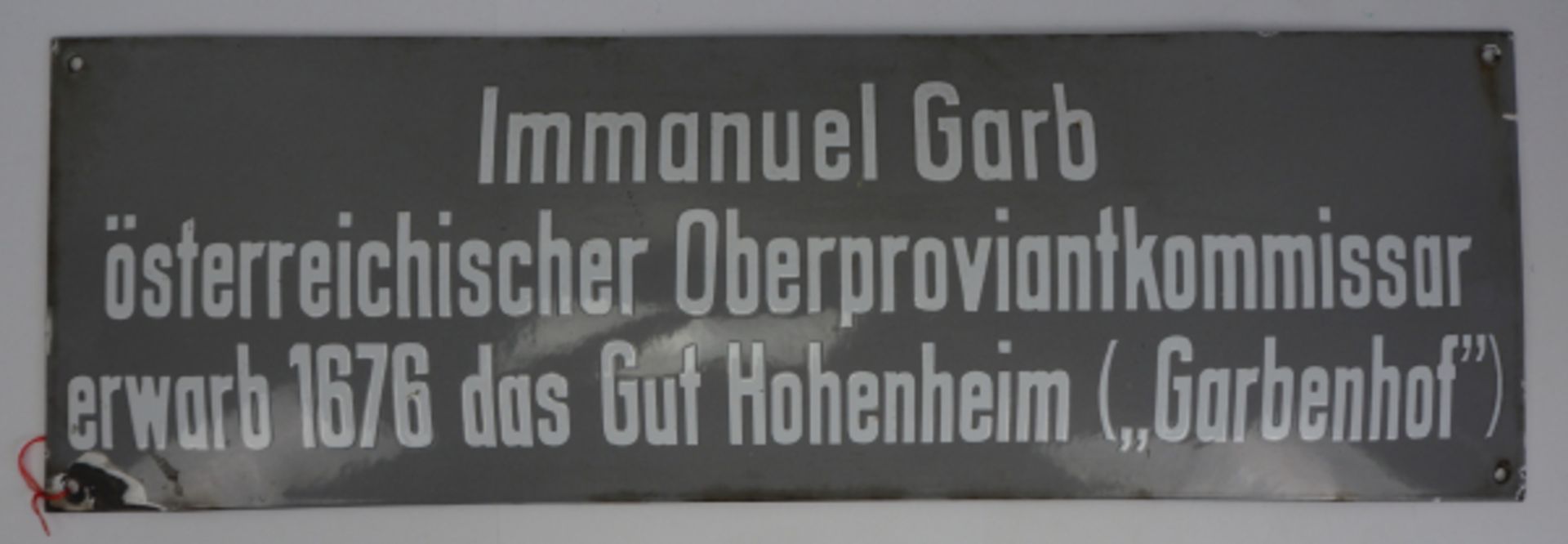 Stuttgart / Hohenheim: Emailschild des Garbenhof.Grauer Grund mit weißer Schrift.Der Garbenhof