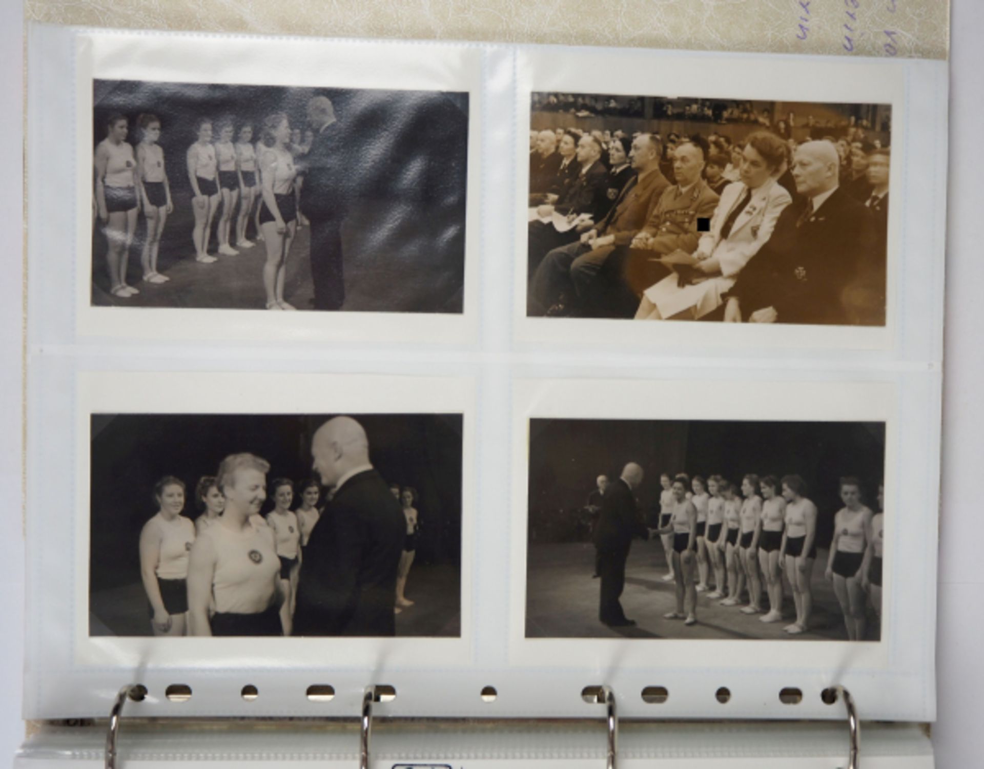 Fotoalbum der Deutschen Meisterin im Geräteturnen / Teilnehmerin der Olympiade 1952 in Helsinki.Weit