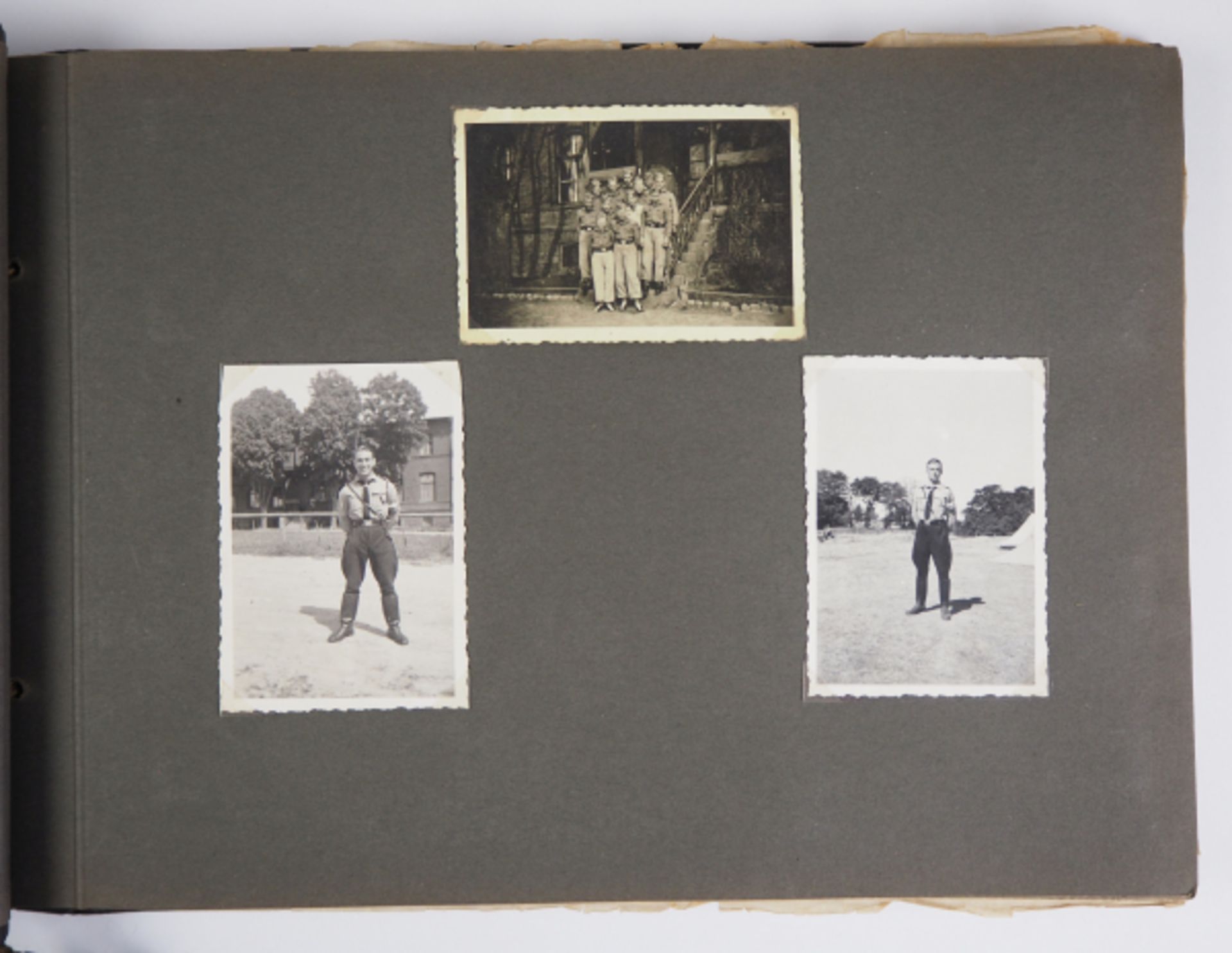 Hitlerjugend Fotoalbum.Dunklelbrauner Einband mit silberner Prägung, aufgelegtes Abzeichen, 105 - Image 2 of 5