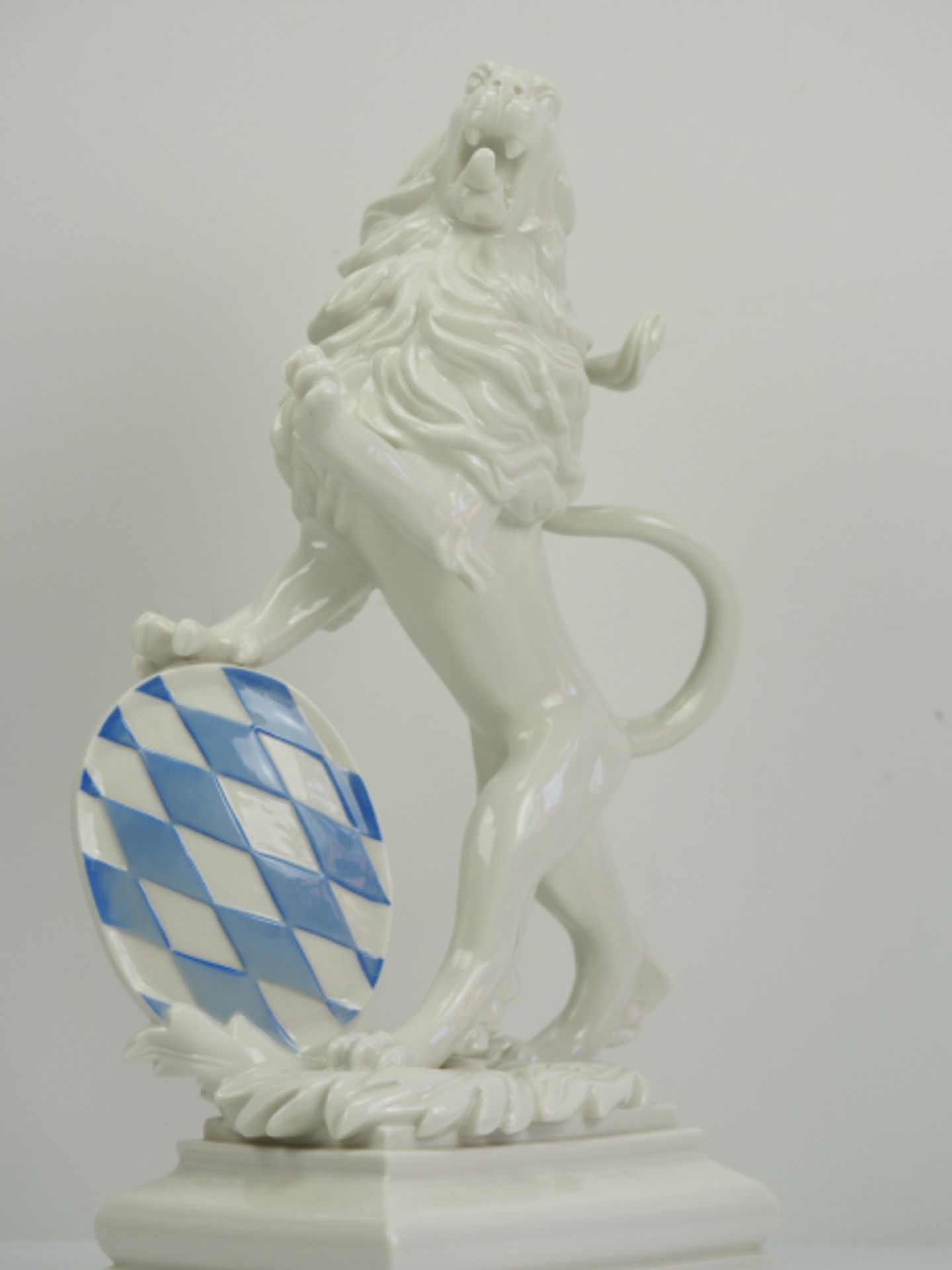 Nymphenburg: F. A. Pauch - Heraldischer Löwe.Weiß glasiertes Porzellan, der Schild mit blauen - Bild 2 aus 5