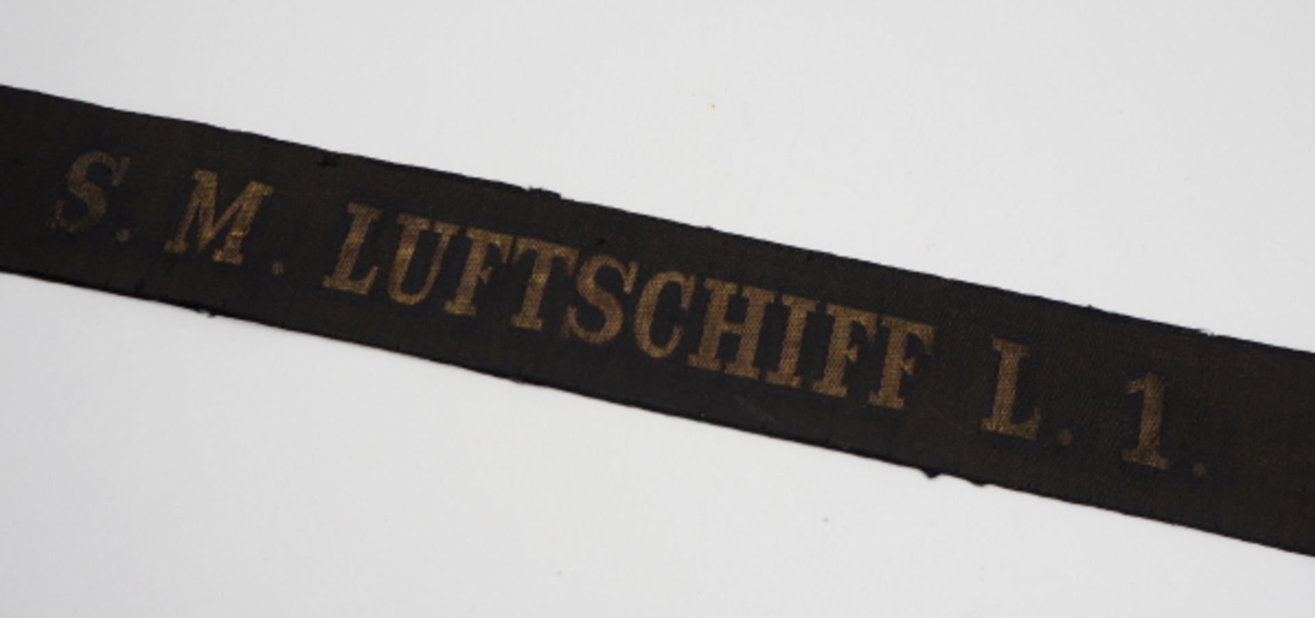 Mützenband: S.M. LUFTSCHIFF L.1.Schwarzes Band mit eingewebten goldenen Lettern.Zustand: II - Bild 2 aus 3