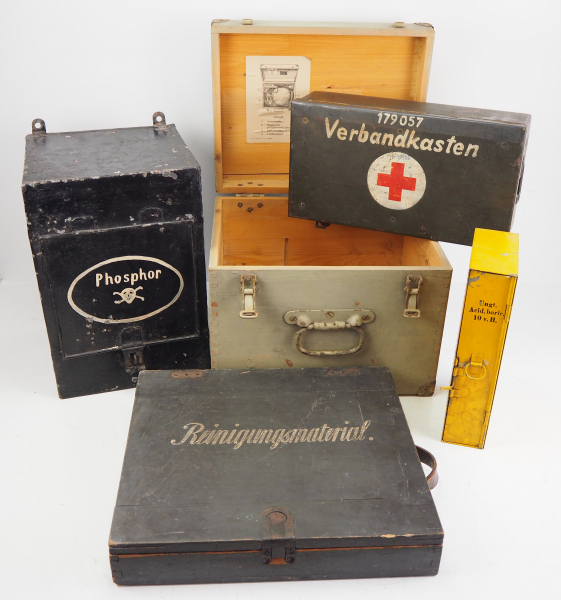 Wehrmacht: Sammlung Behältnisse und Kisten.1.) Verbandkasten für Fahrzeuge, mit Holzauskleidung, 2.)