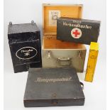 Wehrmacht: Sammlung Behältnisse und Kisten.1.) Verbandkasten für Fahrzeuge, mit Holzauskleidung, 2.)