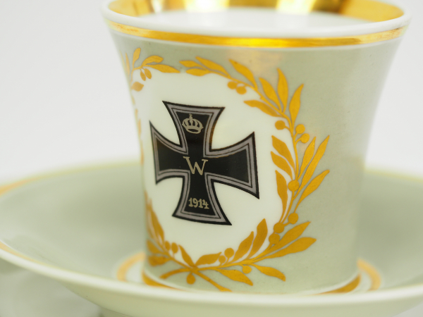 KPM Kriegstasse - Eisernes Kreuz 1914.Weißes Porzellan mit grauem Fond, goldstaffiert, im Feld der - Image 3 of 5