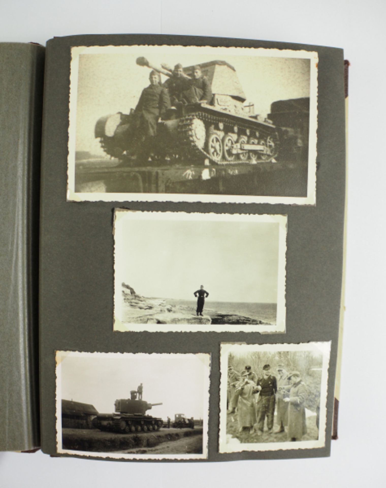 Fotoalbum eines Panzer-Soldaten.Einband mit aufgeprägtem Eisernen Kreuz, 106 Fotos, diverse Formate, - Bild 7 aus 8