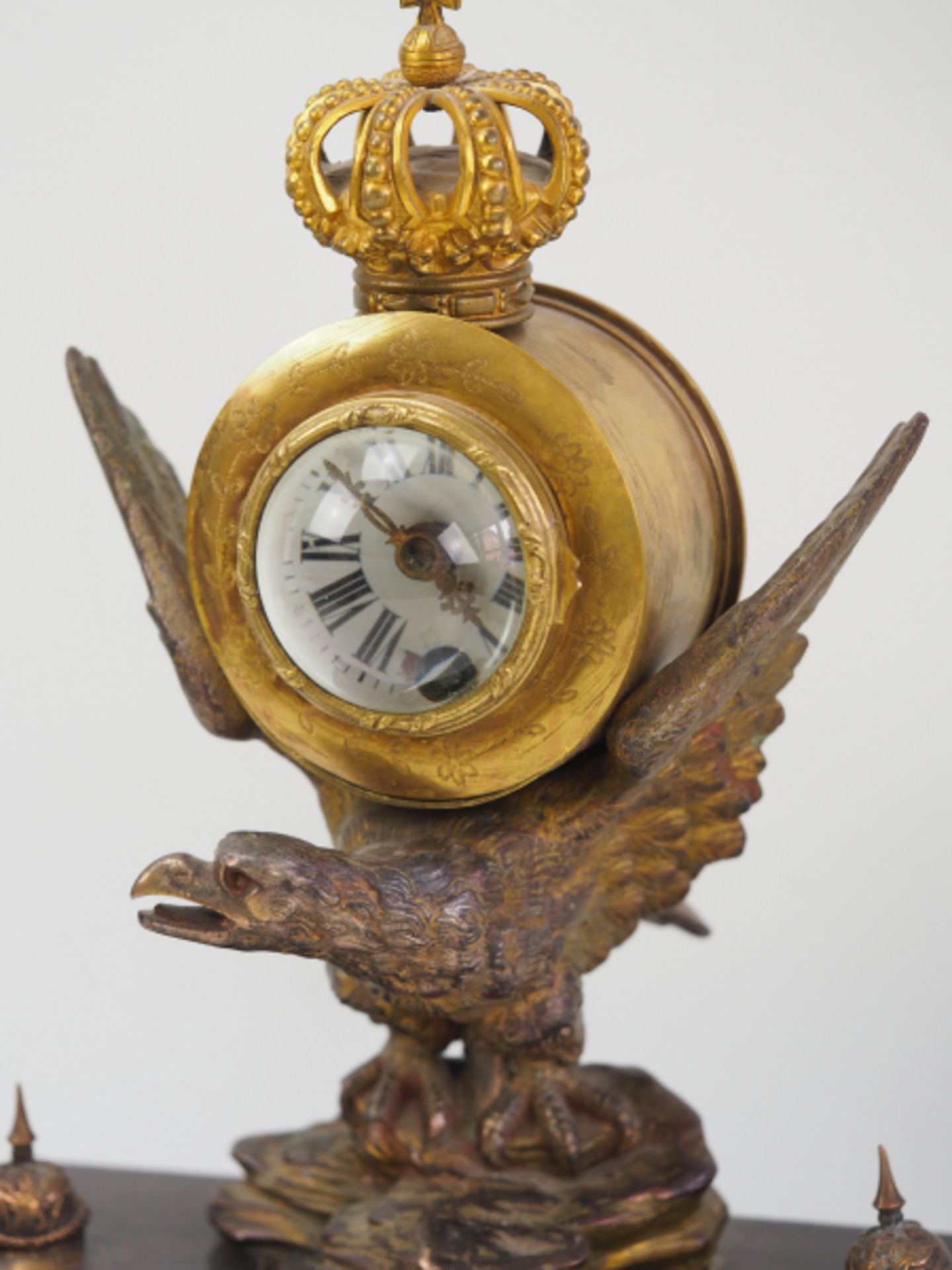 Preussen: Garde-Kamin-Uhr.Adler mit Messing-Uhren-Gehäuse zwischen den nach oben gezogenen - Bild 5 aus 6